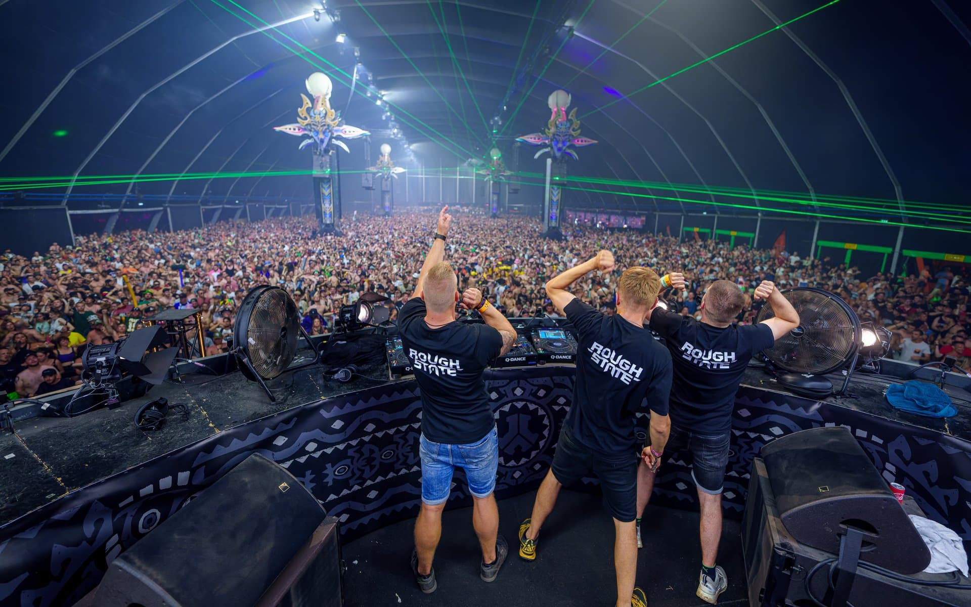 RADIANZE achter de decks voor de menigte op Defqon.1