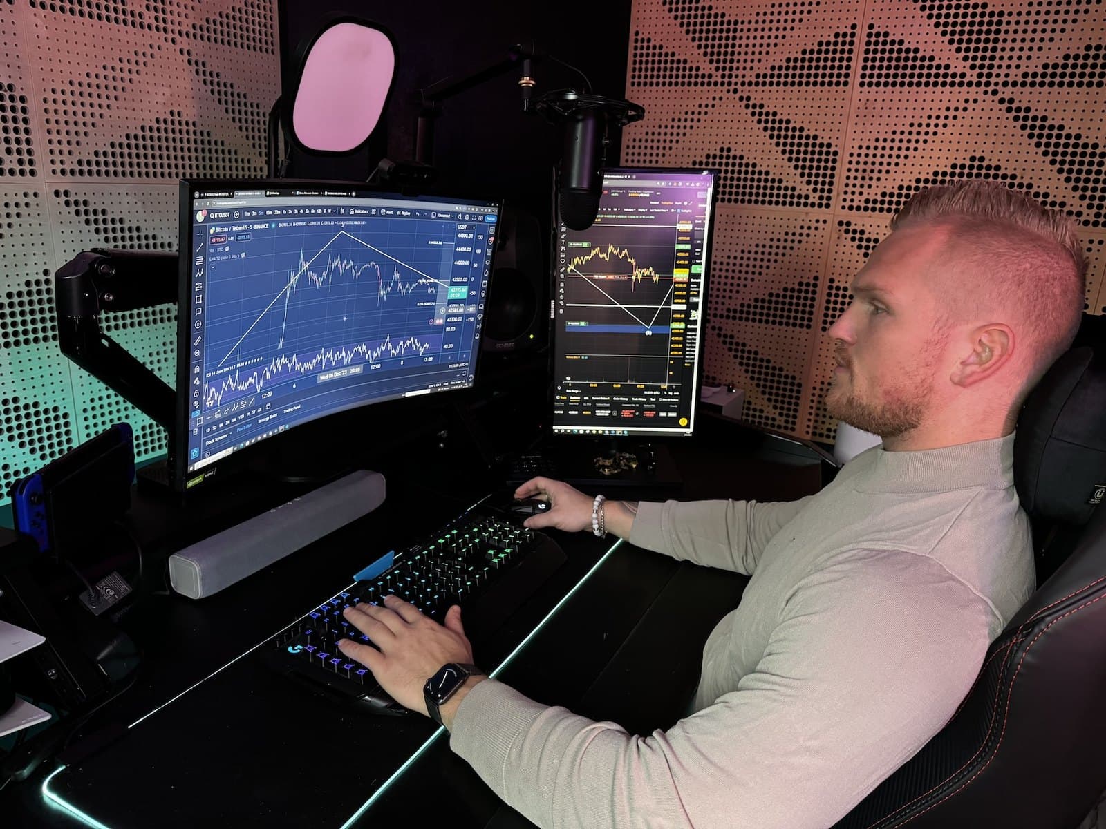 Elroy Heisterkamp achter zijn trading-setup